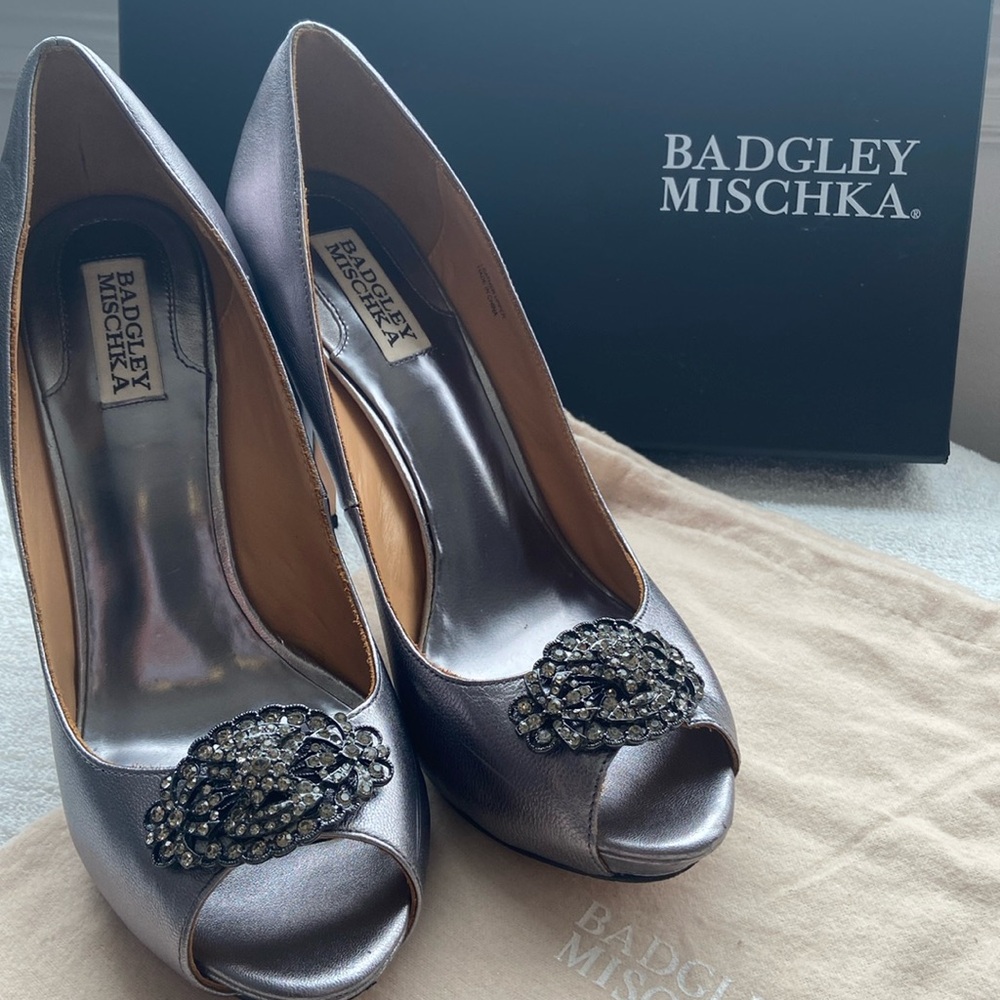 Badgley Mischka Goodie lll peep toe pewter Heel. Pump leather